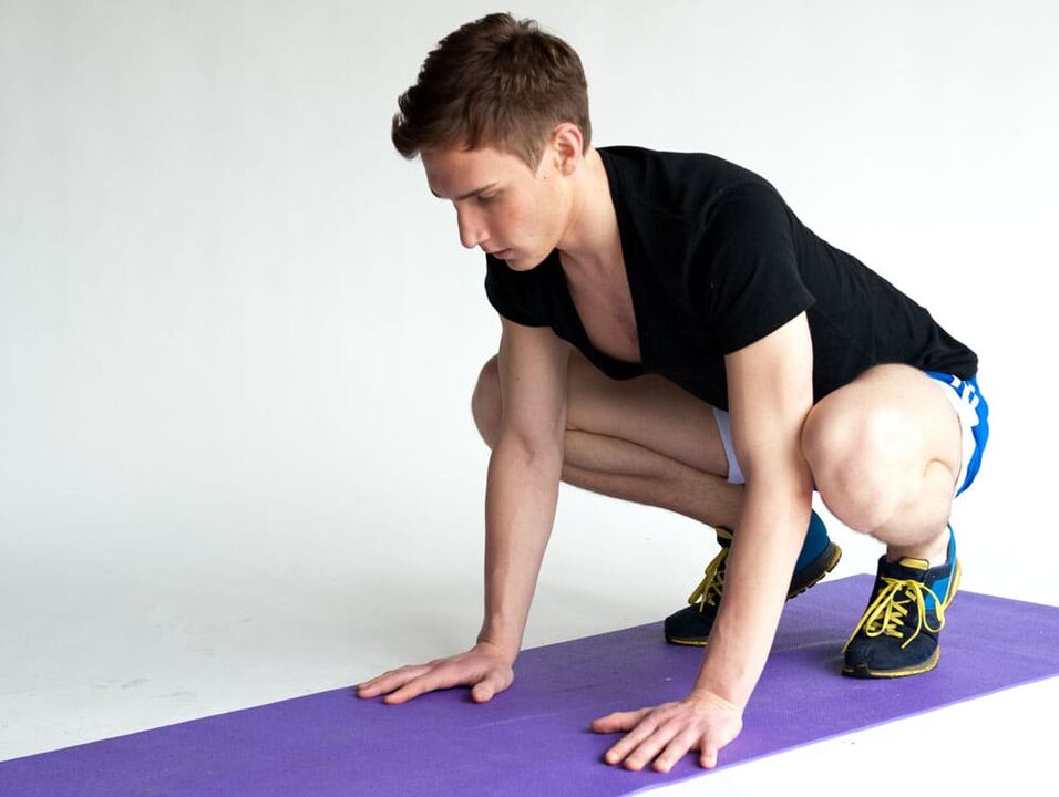 Exercice « Grenouille » pour travailler les muscles de la région pelvienne d'un homme