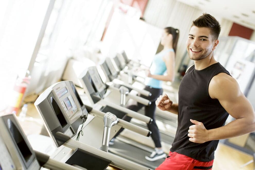 Les exercices cardio aideront un homme à accélérer sa circulation sanguine